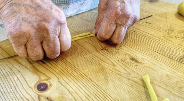 Preparazione tradizionale del fusillo felittese con antichi strumenti di legno