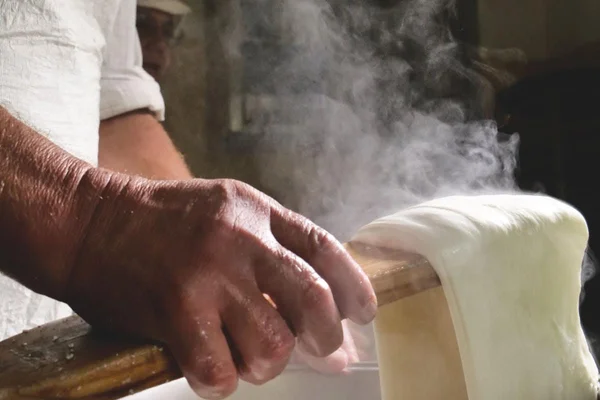 come si fa la mozzarella